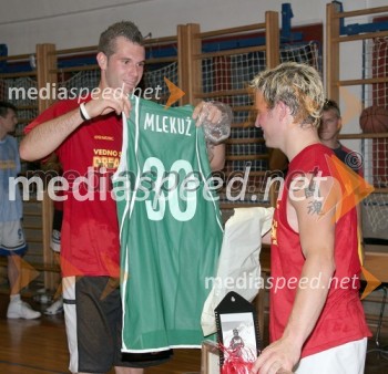 Košarkar Sani Bečirovič je Reneju Mlekužu izročil košarkarski dres Uniona Olimpije z Rejenevim priimkom