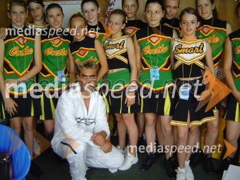 Fredi Miler s slovenskimi navijačicami - Cvetkami, ki so bile v Rusiji večkrat nagrajene