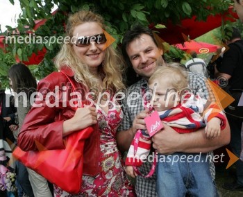 Nina Tomažin, Propiar, njen mož Milan Tomažin z vzdevkom Tyson (prej Glavina) - policist in fotograf ter hčerka