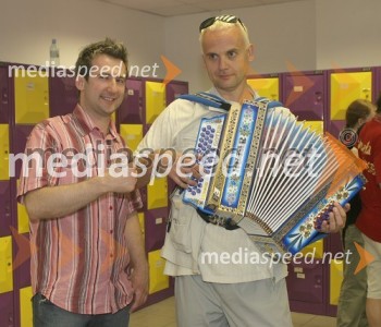 Svetovni prvak v igranju na frajtonarico Robert Goter in fotograf Borut Midlil (s harmoniko)