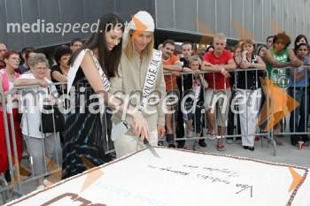 Miss in mister Koloseja 2005: Grega Likar iz Nove Gorice in Nives Brauner iz Maribora pri rezanju torte

